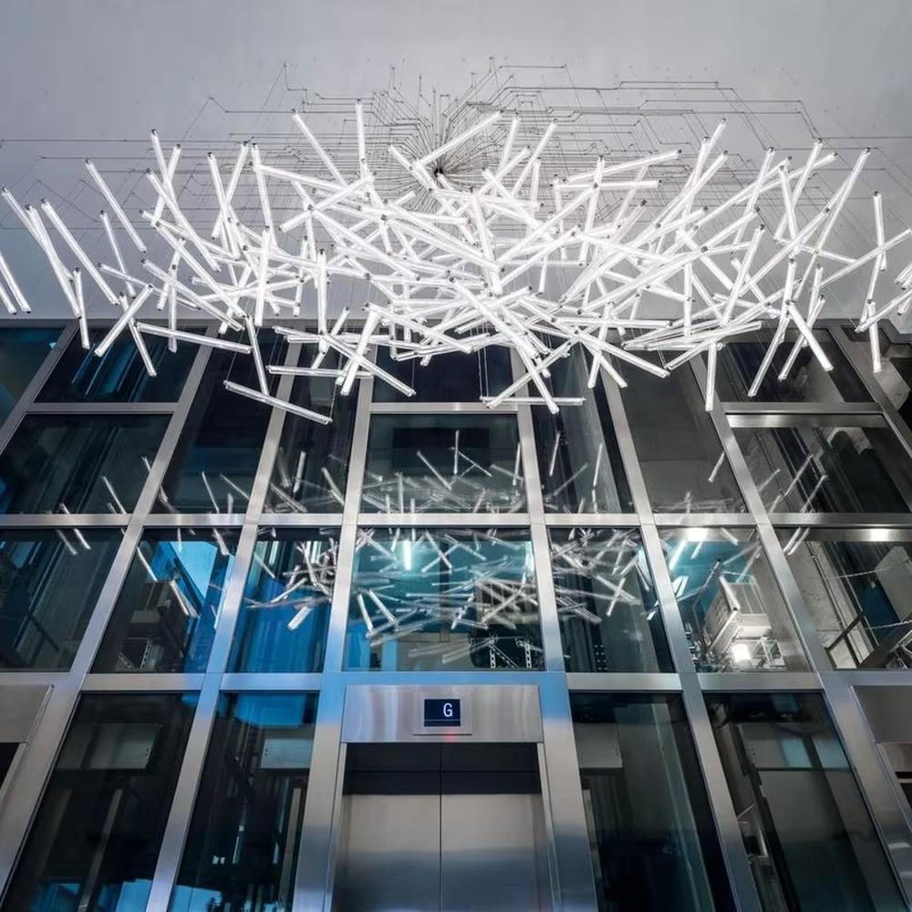 This is a modern artistic branch-shaped chandelier, with multiple white light tubes interwoven into an irregular radial shape, featuring a strong sense of technology and artistic impact. It is used for space lighting and artistic decoration, capable of creating a strong visual focus and modern artistic atmosphere. It is suitable for lobbies of high-end commercial centers, modern art galleries, atriums of luxury hotels and other places.