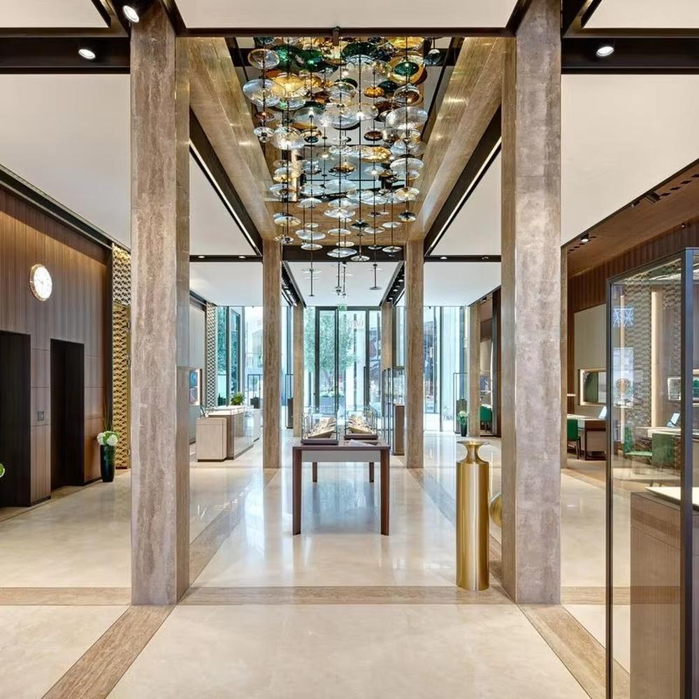This is an artistic multi-layer glass disc chandelier, composed of multi-colored glass discs (gold, green, transparent, etc.) hung in multiple layers, featuring a strong artistic sense and visual hierarchy. It is used for space lighting and artistic decoration, creating a luxurious artistic atmosphere. It is suitable for high-end commercial exhibition halls, art spaces, luxury hotel lobbies and other places.