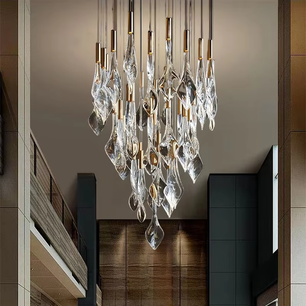This is an artistic modern-style transparent glass water-drop chandelier, with numerous irregular transparent glass water-drop shapes, paired with golden metal details, hanging in a scattered manner by thin wires. It features a strong sense of art and visual hierarchy, with soft light refraction. It is used for space lighting and artistic decoration, creating a modern artistic and ethereal atmosphere. Suitable for high-end hotel lobbies, art exhibition halls, high-ceiling spaces in luxury villas and other places.