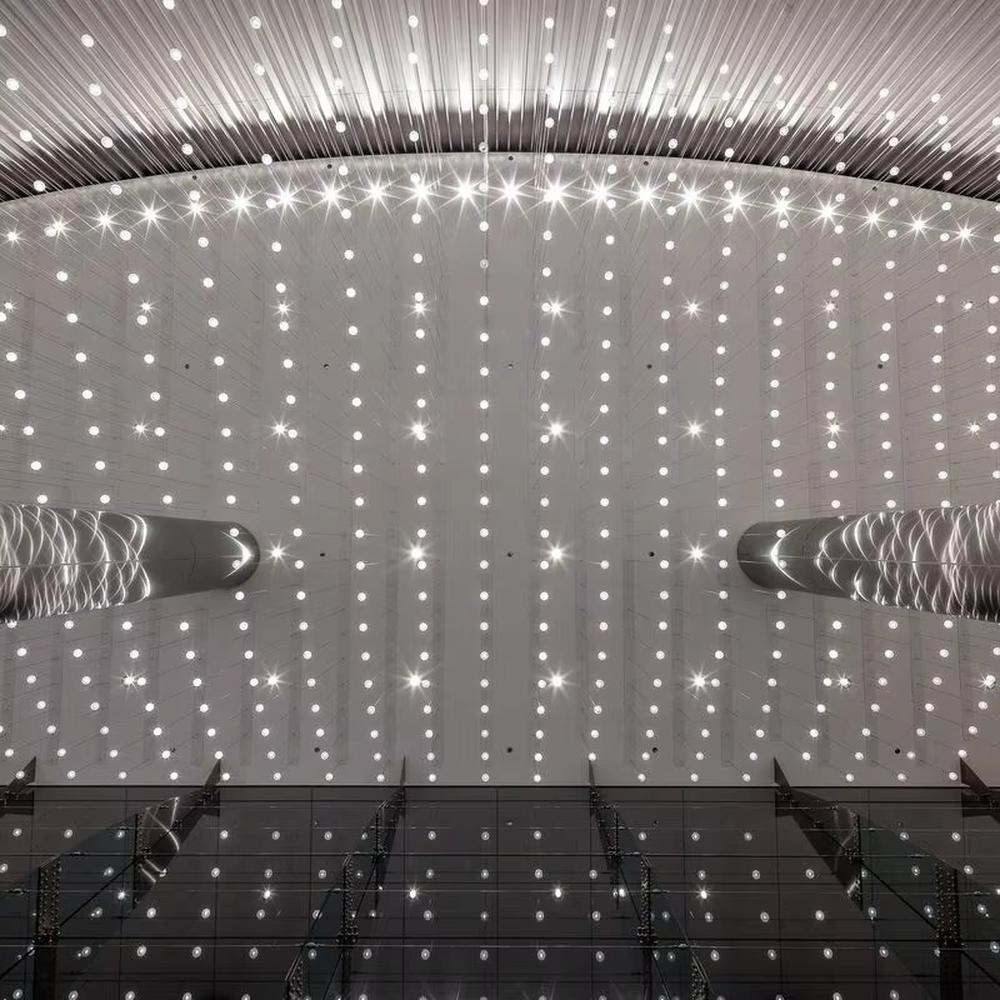 This is a modern minimalist point - light matrix lighting system. The lights are distributed in a dot matrix, creating a star - like visual effect with a strong sense of technology and art. It is used for space lighting and artistic decoration, creating an immersive and visually striking light - shadow atmosphere. It is suitable for atriums of large commercial complexes, high - end art galleries, modern airport terminals and other places.