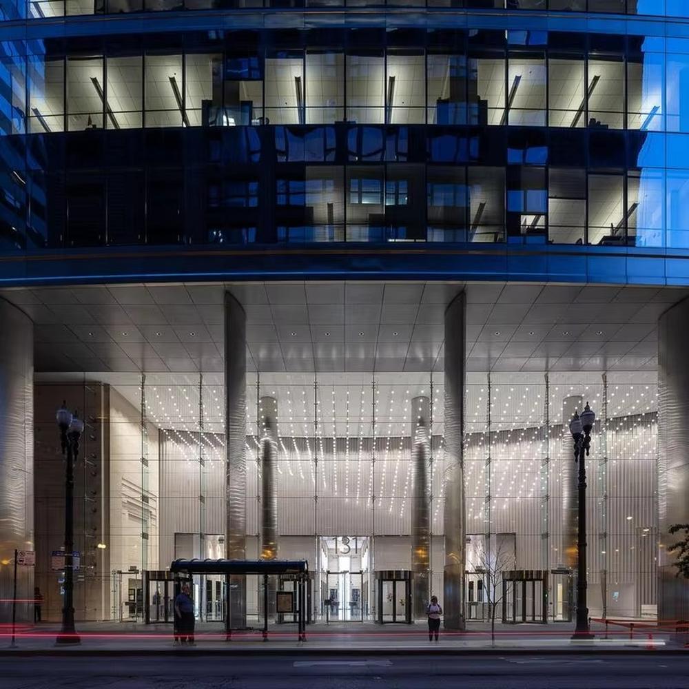 This is a modern minimalist point - light matrix lighting system. The lights are distributed in a dot matrix, creating a star - like visual effect with a strong sense of technology and art. It is used for space lighting and artistic decoration, creating an immersive and visually striking light - shadow atmosphere. It is suitable for atriums of large commercial complexes, high - end art galleries, modern airport terminals and other places.