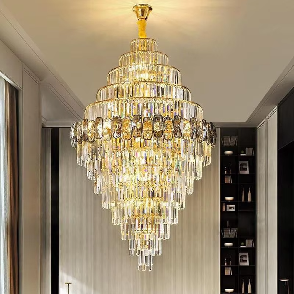 This is a luxurious multi-layer crystal tower chandelier, with a golden metal frame paired with transparent + gradient crystals (decorated with dark crystals), a layered tower shape. When lit, the light is brilliant and gorgeous, creating a high-end luxurious atmosphere.