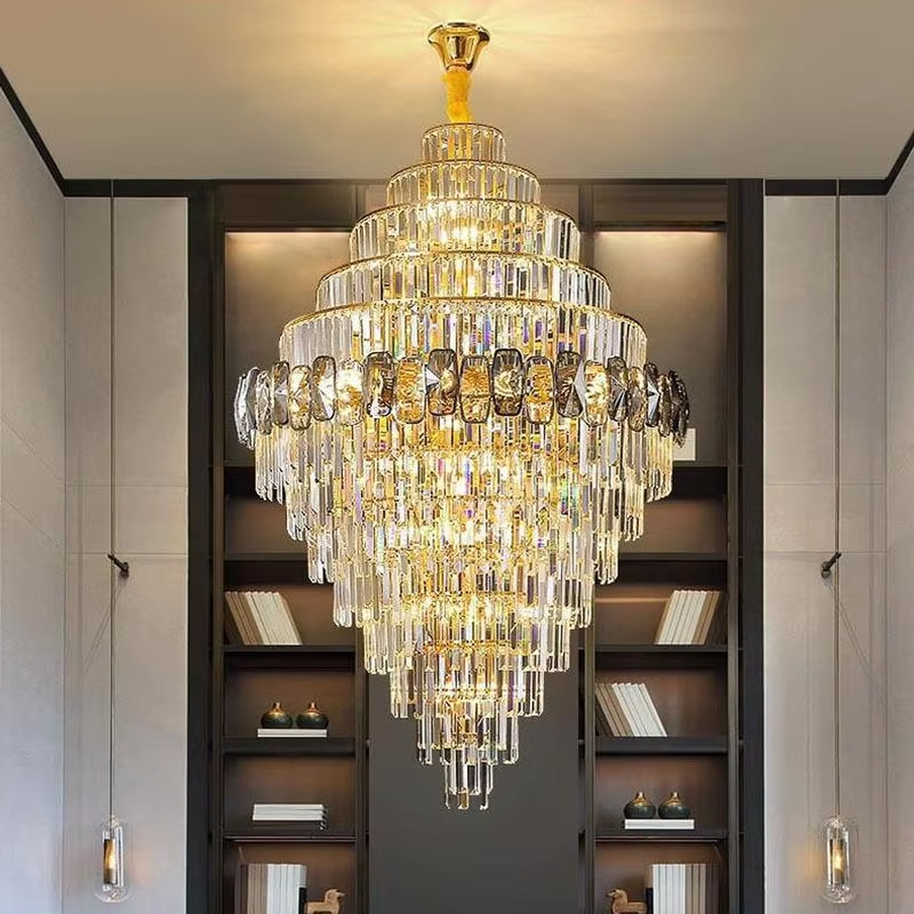 This is a luxurious multi-layer crystal tower chandelier, with a golden metal frame paired with transparent + gradient crystals (decorated with dark crystals), a layered tower shape. When lit, the light is brilliant and gorgeous, creating a high-end luxurious atmosphere.