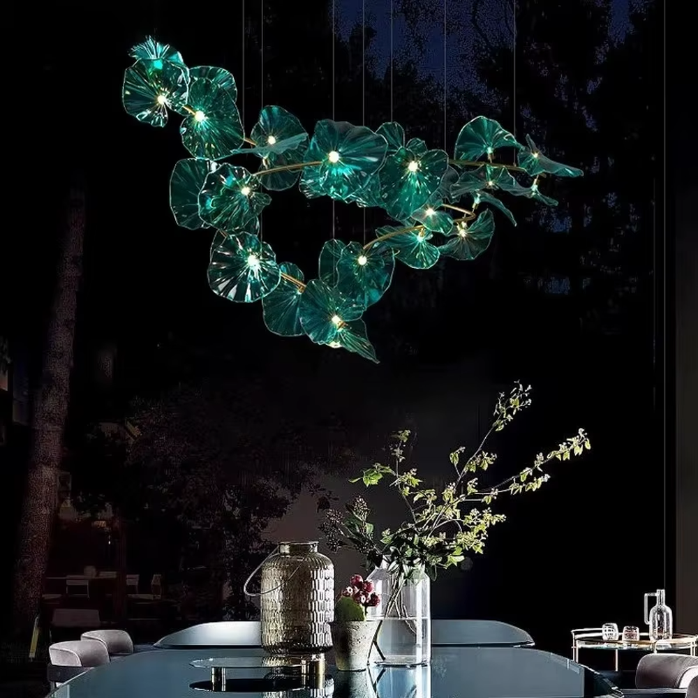 This is a natural artistic green glass leaf chandelier, with transparent green glass leaves and metal branches, featuring strong natural artistic sense, and the lights are like twinkling stars. It is used for space lighting and decoration, creating a natural and luxurious atmosphere. Suitable for high-end creative restaurants, art hotel lobbies, new Chinese-style living rooms and other places.