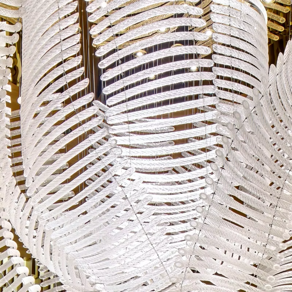 This is an artistic installation-style white leaf-shaped chandelier, with numerous white leaf-shaped elements (similar to feathers or fern leaves) hanging in a scattered manner by thin wires to form a three-dimensional layer. It features soft lighting and a strong sense of modern art and spatial tension. It is used for space lighting and artistic decoration, creating a modern artistic and ethereal atmosphere. Suitable for high-end hotel lobbies, art exhibition halls, high-ceiling spaces in luxury villas and other places.