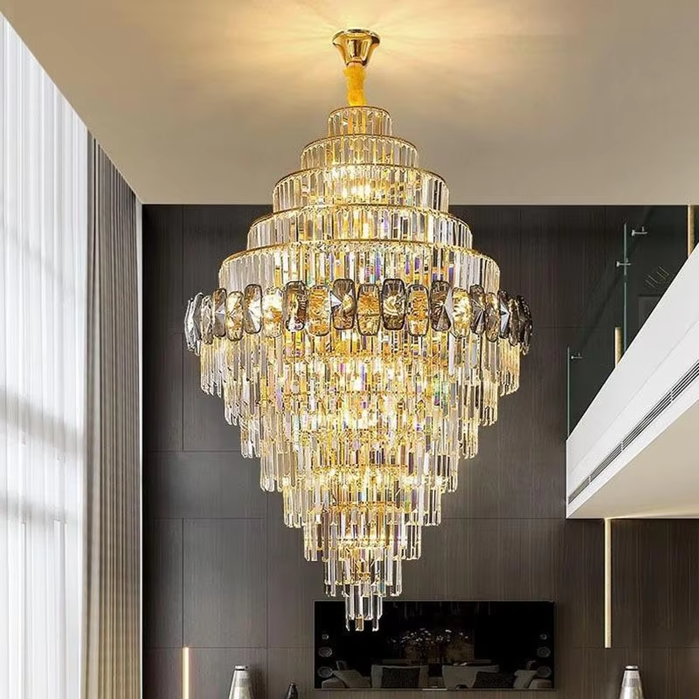 This is a luxurious multi-layer crystal tower chandelier, with a golden metal frame paired with transparent + gradient crystals (decorated with dark crystals), a layered tower shape. When lit, the light is brilliant and gorgeous, creating a high-end luxurious atmosphere.