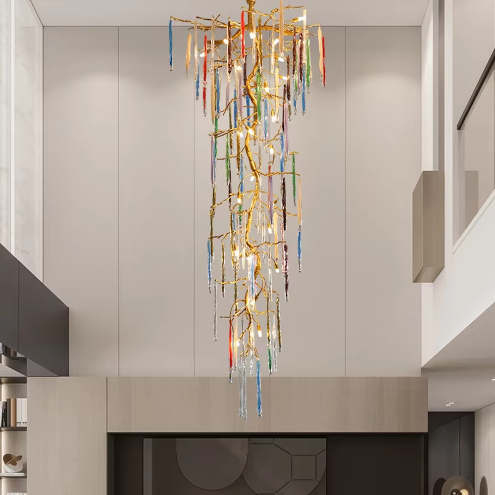 Art light luxury golden branch-shaped colorful crystal chandelier, golden branch frame + red/blue/transparent teardrop crystals, brilliant and vivid lighting, creating an artistic luxurious atmosphere.