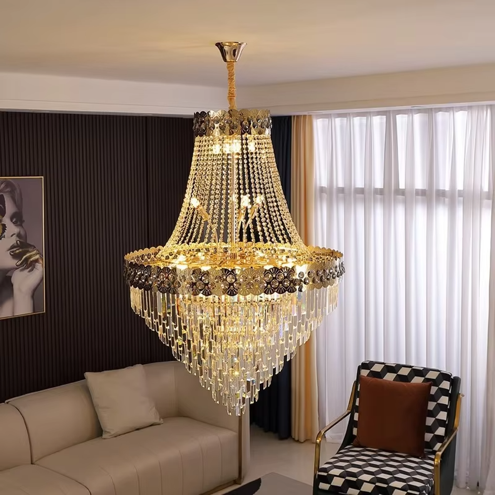 Luxurious black-gold decorative crystal chandelier, golden frame paired with transparent crystals and black-gold patterned decorative pieces, brilliant and gorgeous lighting, creating a high-end luxurious atmosphere.