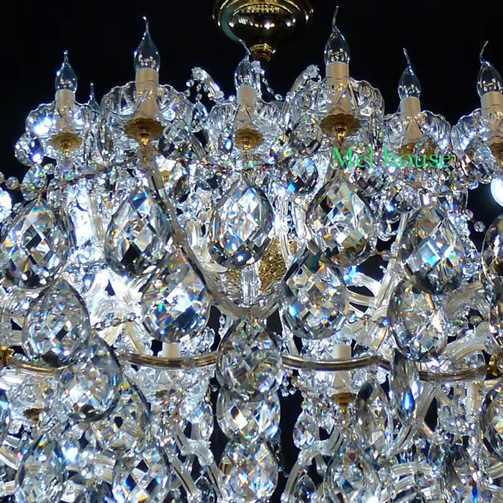 European royal-level full crystal candelabra chandelier, warm light effect, creating a magnificent and luxurious top-level space atmosphere.