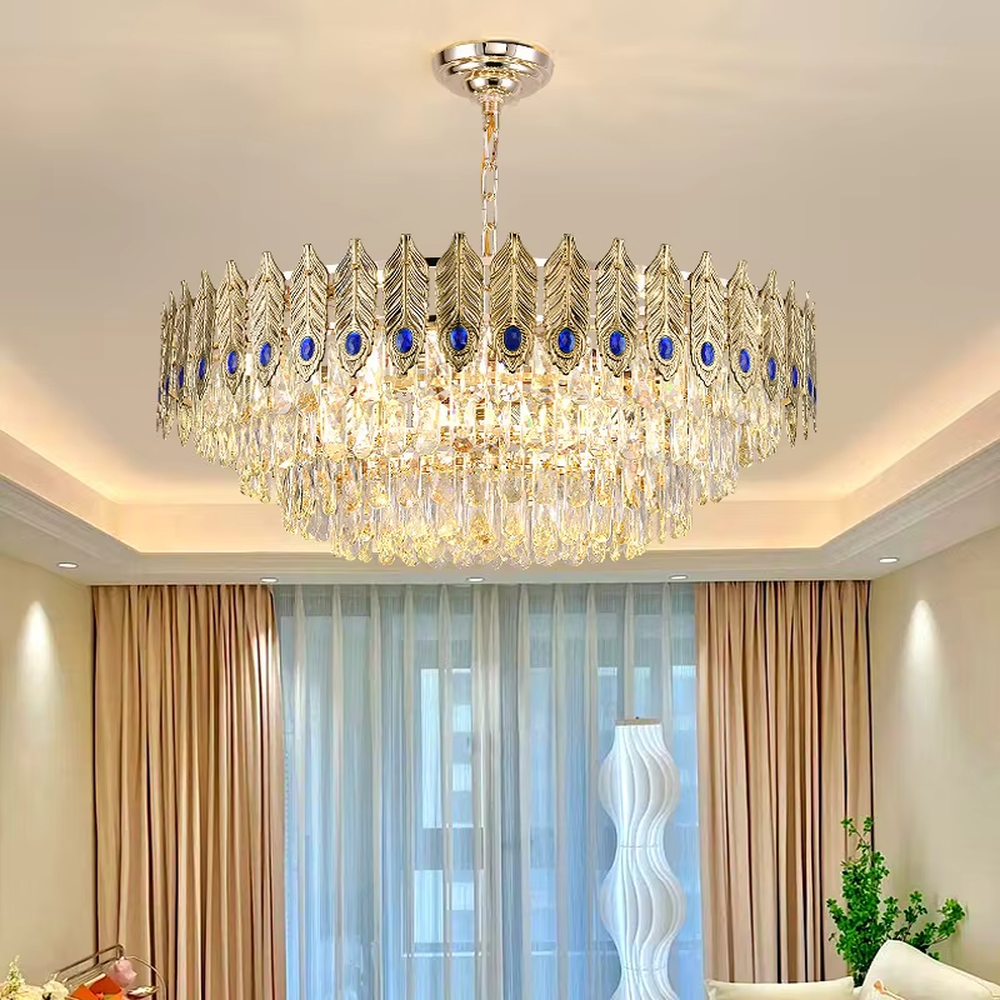 Luxurious peacock feather-shaped gold-frame crystal chandelier, golden metal feather frame + blue decorative dots + dense crystal pendants, brilliant and gorgeous lighting, creating an elegant high-end luxurious atmosphere.