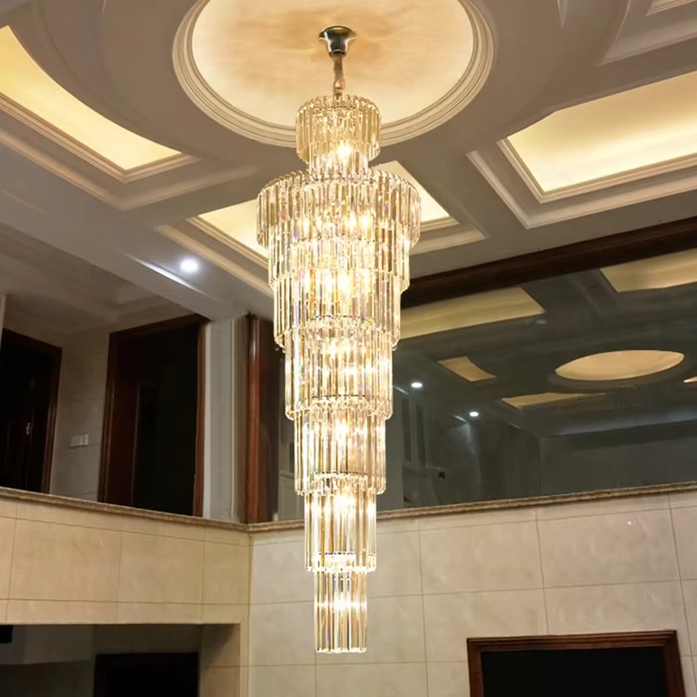 Vintage luxurious multi-layer crystal column high-ceiling chandelier, stacked transparent long crystal column shape + brilliant refraction light effect, creating a vintage noble high-ceiling space atmosphere.
