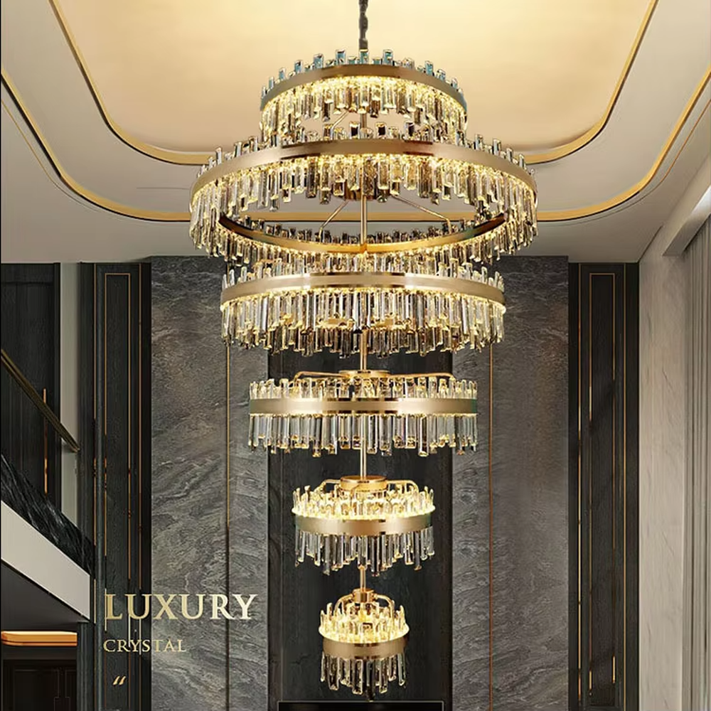 Luxurious multi-layer circular gold-frame crystal chandelier, golden metal ring frame + long crystal pendants, brilliant and gorgeous lighting, creating a high-end luxurious atmosphere.