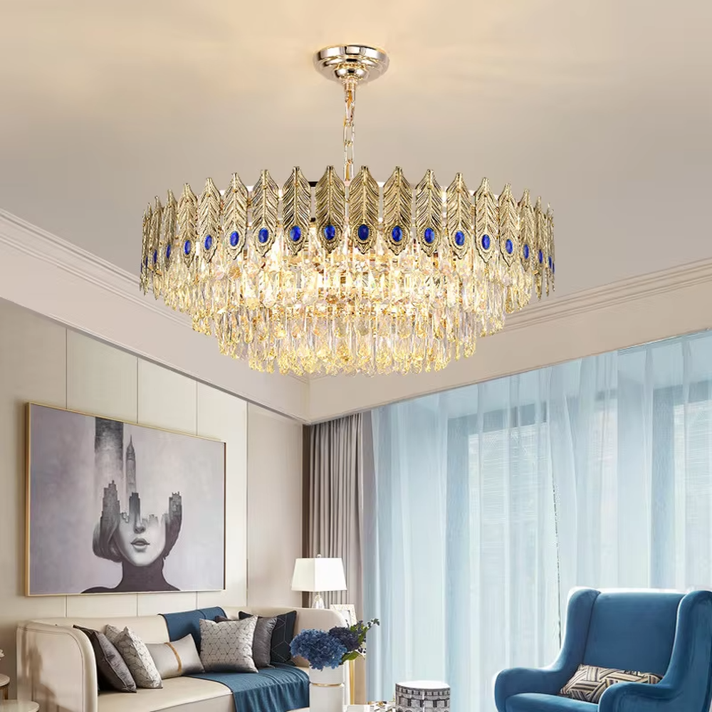 Luxurious peacock feather-shaped gold-frame crystal chandelier, golden metal feather frame + blue decorative dots + dense crystal pendants, brilliant and gorgeous lighting, creating an elegant high-end luxurious atmosphere.
