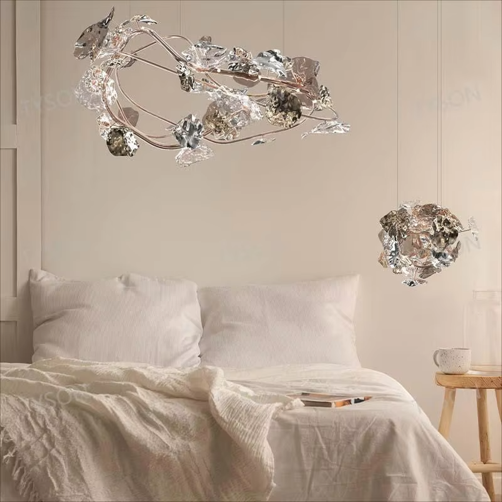 This artistic vine-shaped chandelier features a gold metal frame paired with transparent crystal/glass leaves, presenting natural and vivid irregular lines. It serves both lighting and decorative purposes, ideal for high-ceiling living rooms, high-end clubs, art galleries and other spaces.