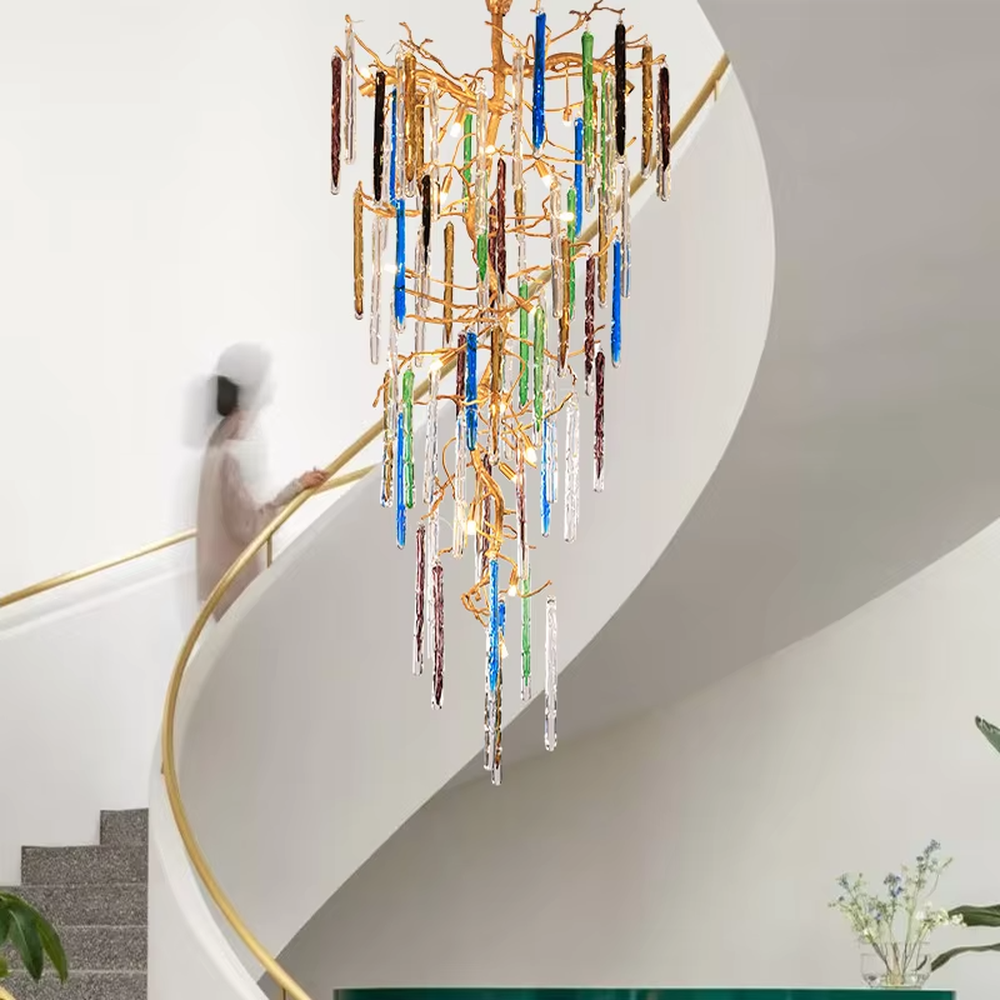 Art light luxury golden branch-shaped colorful crystal chandelier, golden branch frame + red/blue/transparent teardrop crystals, brilliant and vivid lighting, creating an artistic luxurious atmosphere.