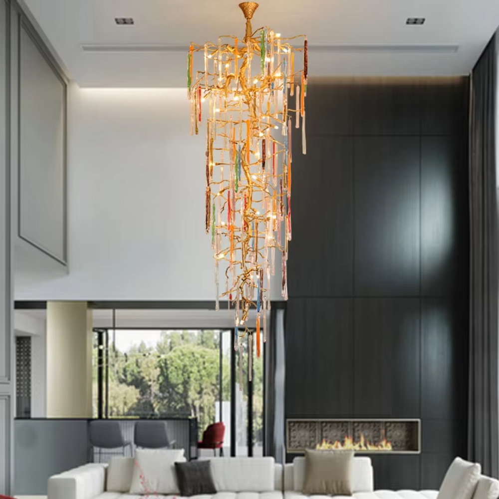 Art light luxury golden branch-shaped colorful crystal chandelier, golden branch frame + red/blue/transparent teardrop crystals, brilliant and vivid lighting, creating an artistic luxurious atmosphere.