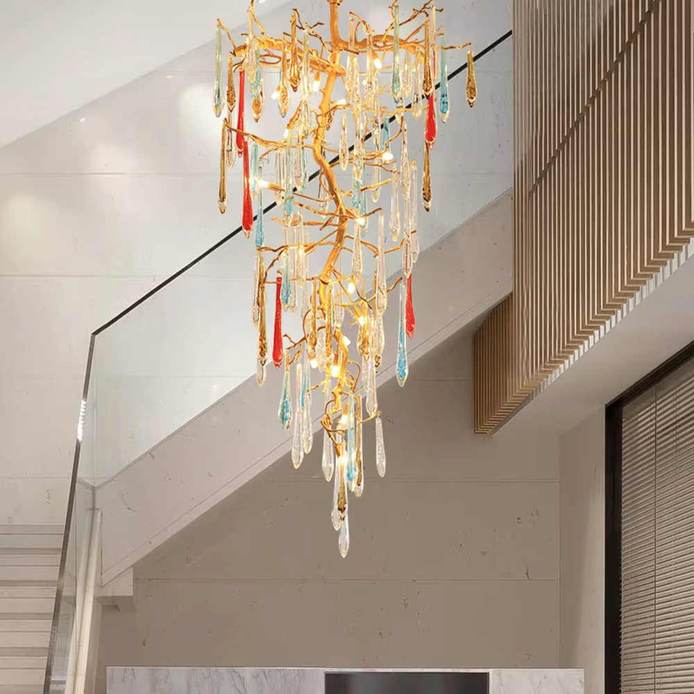 Art light luxury golden branch-shaped colorful crystal chandelier, golden branch frame + red/blue/transparent teardrop crystals, brilliant and vivid lighting, creating an artistic luxurious atmosphere.