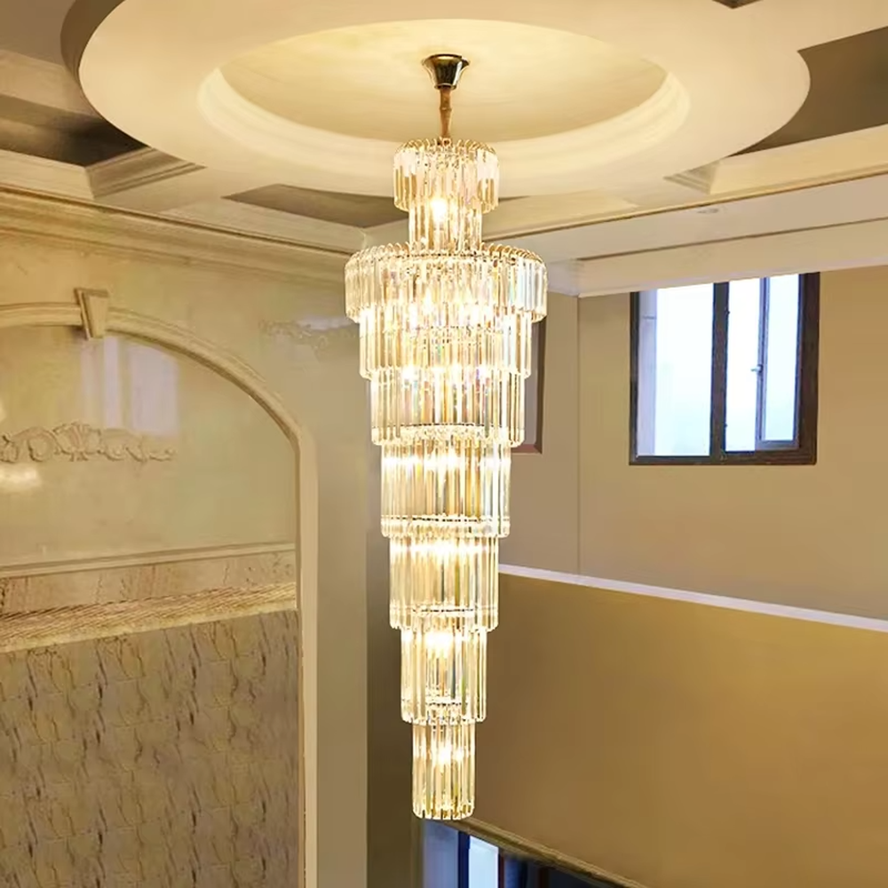 Vintage luxurious multi-layer crystal column high-ceiling chandelier, stacked transparent long crystal column shape + brilliant refraction light effect, creating a vintage noble high-ceiling space atmosphere.