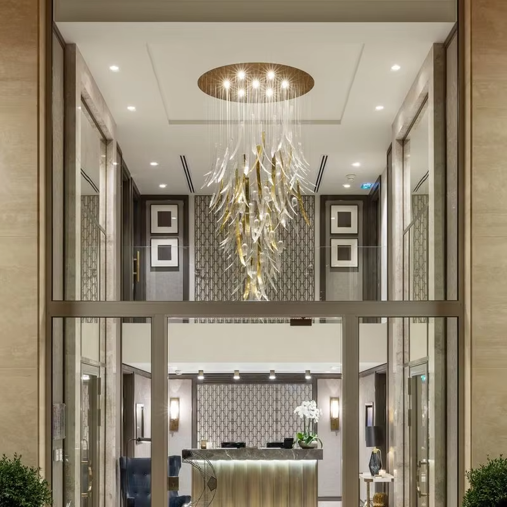 Luxury feather-shaped crystal chandelier (golden + transparent crystal combination), warm light effect, creating a magnificent high-end light luxury space atmosphere.