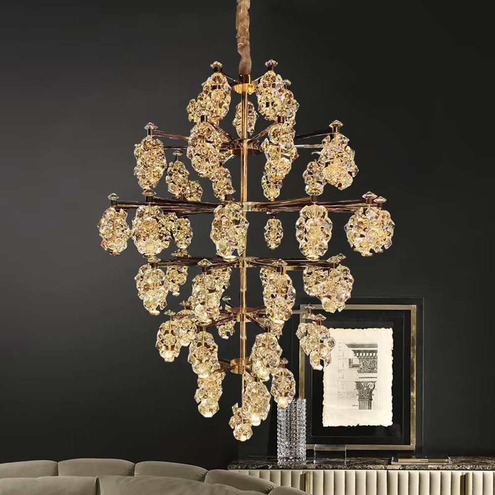 Modern light luxury rhombus crystal cluster chandelier, with a gold metal frame supporting multi-layer crystal clusters in a symmetrical rhombus structure, emitting brilliant and dazzling light, combining artistic decorativeness and lighting function, suitable for core lighting and atmosphere creation in spaces such as villa living rooms, high-end clubs, and hotel lobbies.