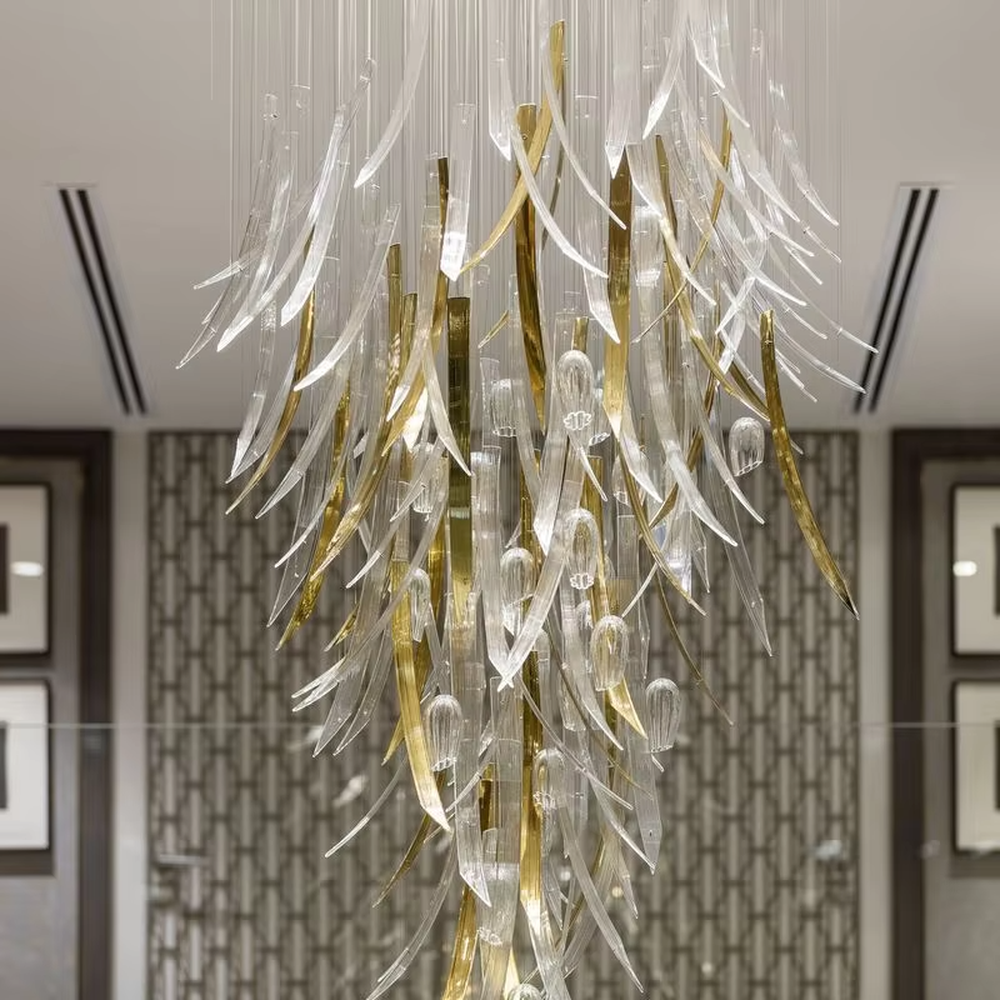 Luxury feather-shaped crystal chandelier (golden + transparent crystal combination), warm light effect, creating a magnificent high-end light luxury space atmosphere.