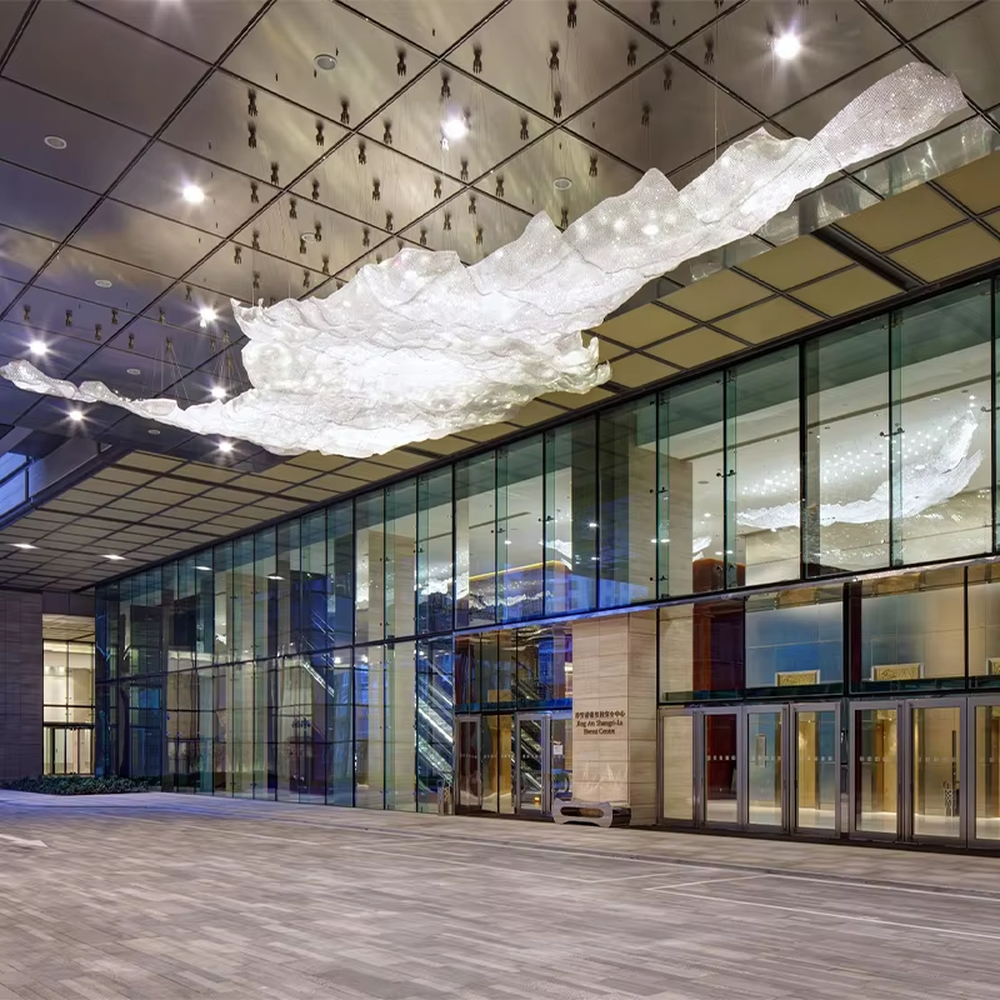 Cloud-like art engineering chandelier, made of transparent mesh crystal to create a streamlined suspended shape, with transparent and brilliant light, designed to create a high-end artistic atmosphere, suitable for large engineering scenarios such as hotel lobbies, high-ceiling sales office spaces, and club atriums