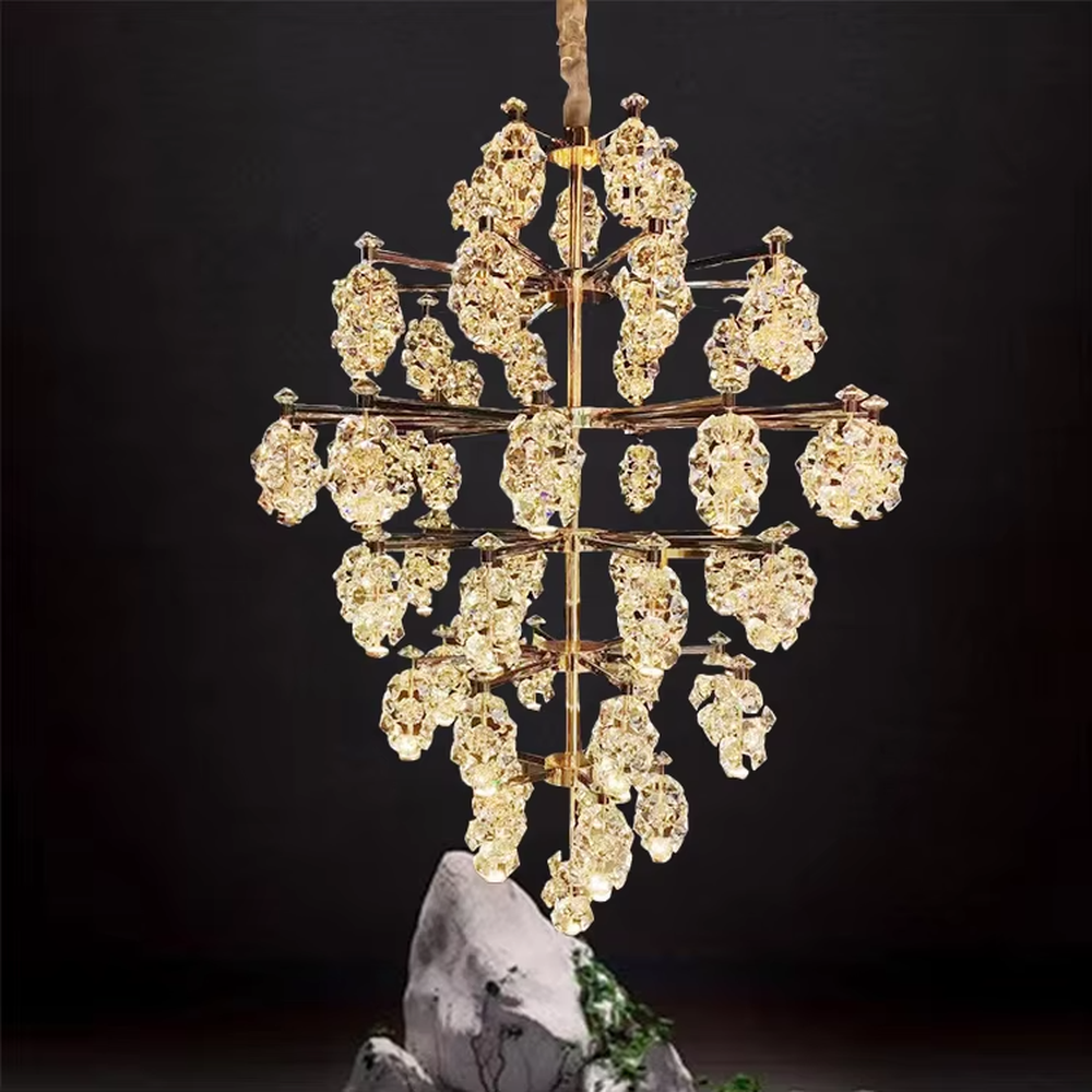 Modern light luxury rhombus crystal cluster chandelier, with a gold metal frame supporting multi-layer crystal clusters in a symmetrical rhombus structure, emitting brilliant and dazzling light, combining artistic decorativeness and lighting function, suitable for core lighting and atmosphere creation in spaces such as villa living rooms, high-end clubs, and hotel lobbies.