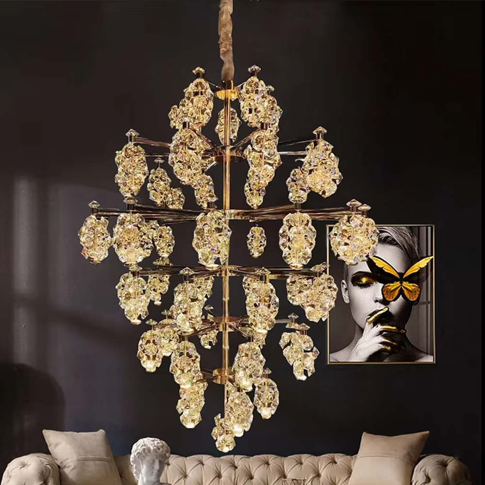 Modern light luxury rhombus crystal cluster chandelier, with a gold metal frame supporting multi-layer crystal clusters in a symmetrical rhombus structure, emitting brilliant and dazzling light, combining artistic decorativeness and lighting function, suitable for core lighting and atmosphere creation in spaces such as villa living rooms, high-end clubs, and hotel lobbies.