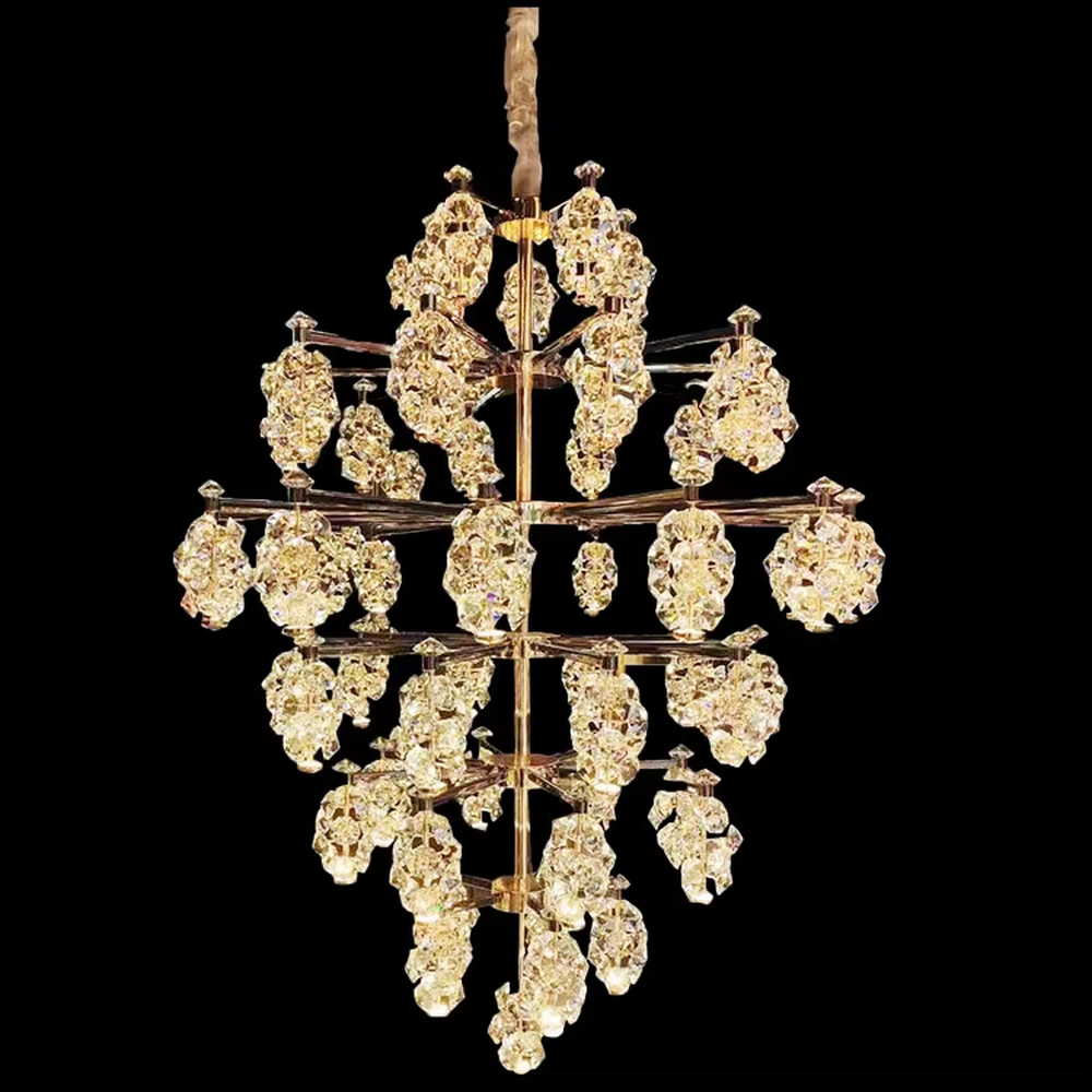Modern light luxury rhombus crystal cluster chandelier, with a gold metal frame supporting multi-layer crystal clusters in a symmetrical rhombus structure, emitting brilliant and dazzling light, combining artistic decorativeness and lighting function, suitable for core lighting and atmosphere creation in spaces such as villa living rooms, high-end clubs, and hotel lobbies.