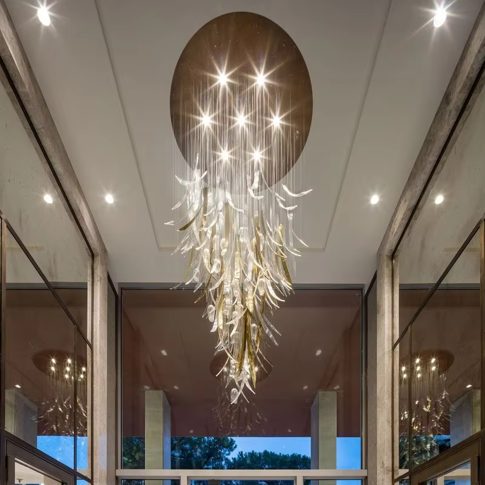 Luxury feather-shaped crystal chandelier (golden + transparent crystal combination), warm light effect, creating a magnificent high-end light luxury space atmosphere.