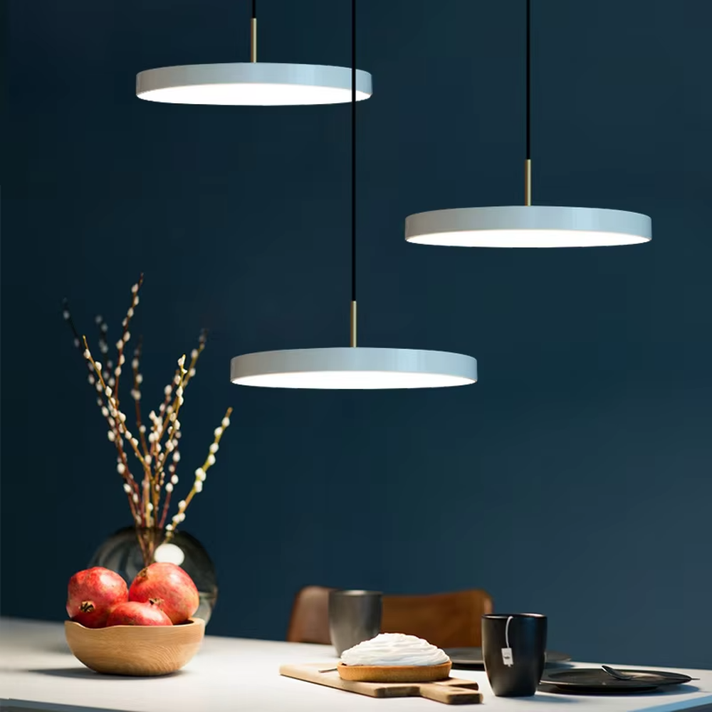Modern minimalist disc LED chandelier, white suspended disc shape, available in black/gold two-color hanging wires, uniform and soft light, designed to enhance the minimalist and high-end atmosphere of spaces, suitable for dining rooms, living rooms, office areas and other modern minimalist spaces
