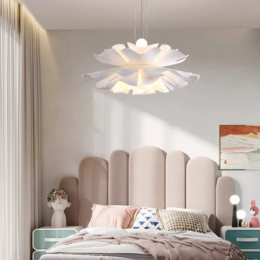 Modern minimalist petal-shaped chandelier, multi-layer petal splicing design with white PET material, adjustable shape, soft and even light, designed to enhance the romantic and fresh atmosphere of spaces, suitable for dining rooms, bedrooms, living rooms, Nordic-style homes and commercial spaces