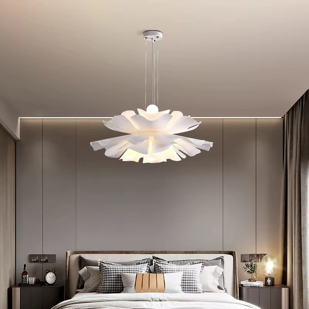 Modern minimalist petal-shaped chandelier, multi-layer petal splicing design with white PET material, adjustable shape, soft and even light, designed to enhance the romantic and fresh atmosphere of spaces, suitable for dining rooms, bedrooms, living rooms, Nordic-style homes and commercial spaces