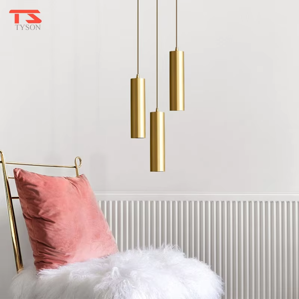 This modern light luxury linear chandelier is made of gold metal, paired with five cylindrical lamp heads, arranged in a linear scattered layout. It serves both lighting and decorative purposes, ideal for modern light luxury spaces such as dining rooms, bars, and open kitchens.