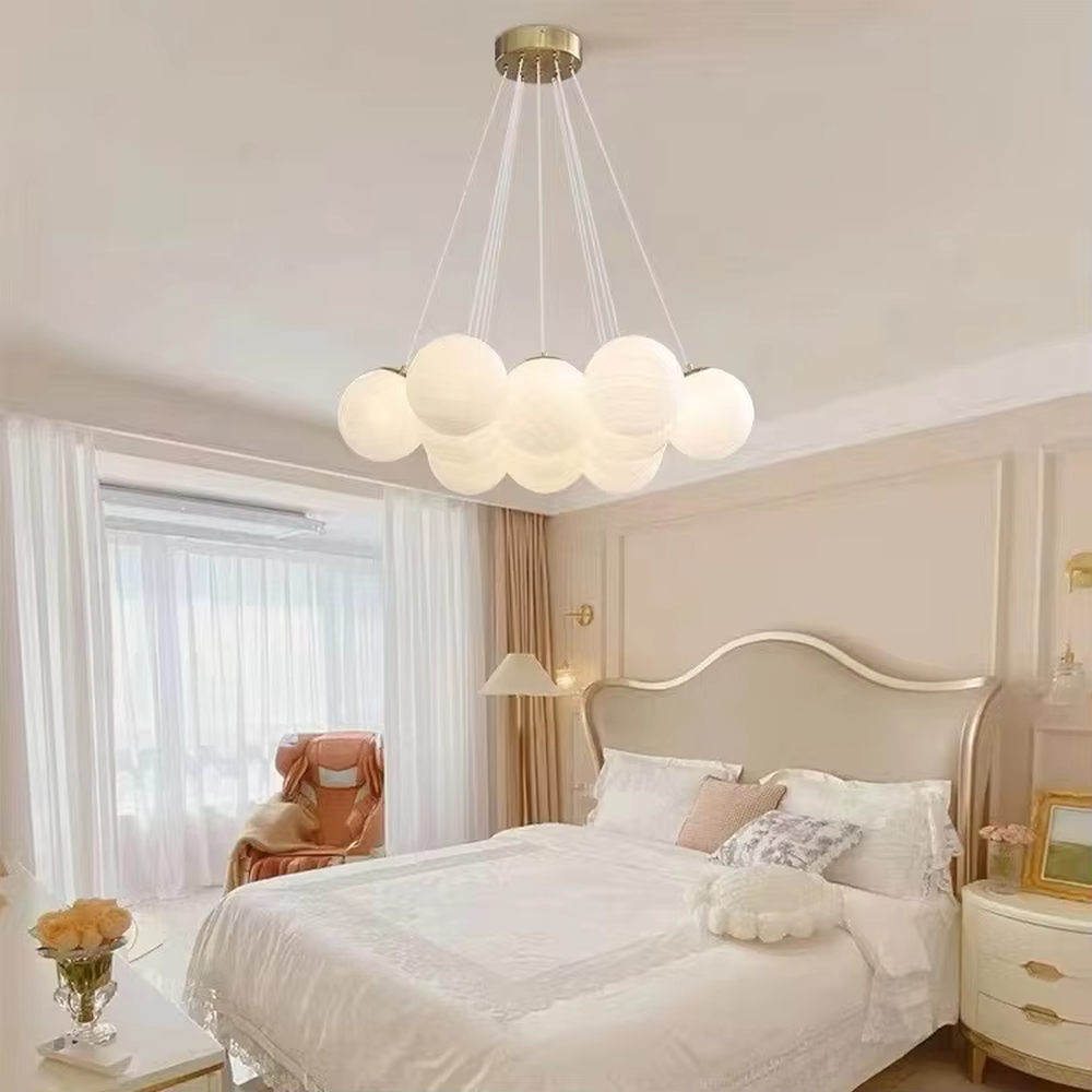 Light luxury cloud cluster glass ball chandelier (milk-white glass balls + gold wire frame), warm light effect, creating a soft and healing light luxury space atmosphere.