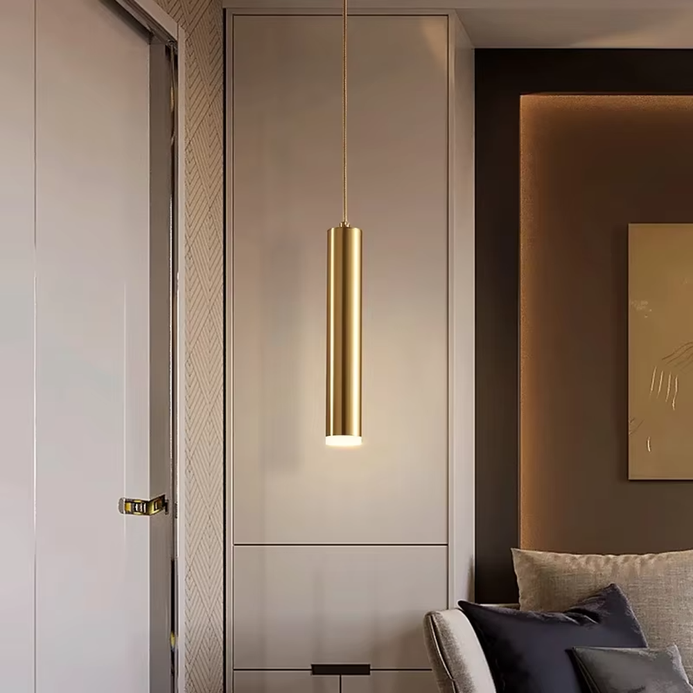 Light luxury golden cylindrical LED chandelier, minimalist cylindrical shape made of brass metal lamp body, pendant single-head/three-head layout, soft and atmospheric light, designed to enhance the light luxury and high-end atmosphere of spaces, suitable for restaurant bars, kitchen islands, light luxury homes and commercial spaces