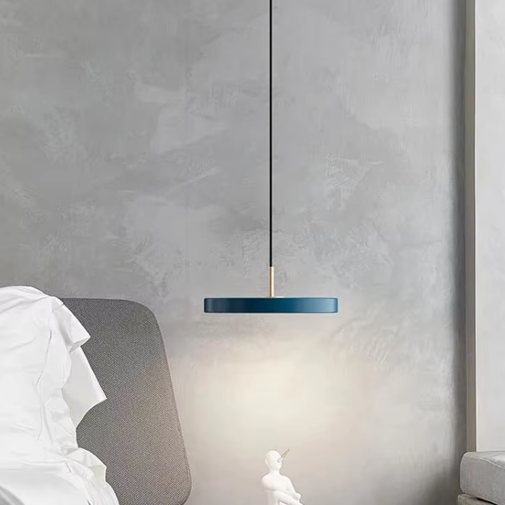 Modern minimalist disc LED chandelier, white suspended disc shape, available in black/gold two-color hanging wires, uniform and soft light, designed to enhance the minimalist and high-end atmosphere of spaces, suitable for dining rooms, living rooms, office areas and other modern minimalist spaces
