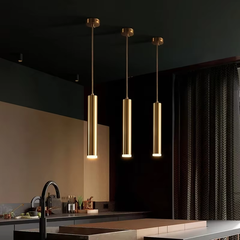 Light luxury golden cylindrical LED chandelier, minimalist cylindrical shape made of brass metal lamp body, pendant single-head/three-head layout, soft and atmospheric light, designed to enhance the light luxury and high-end atmosphere of spaces, suitable for restaurant bars, kitchen islands, light luxury homes and commercial spaces