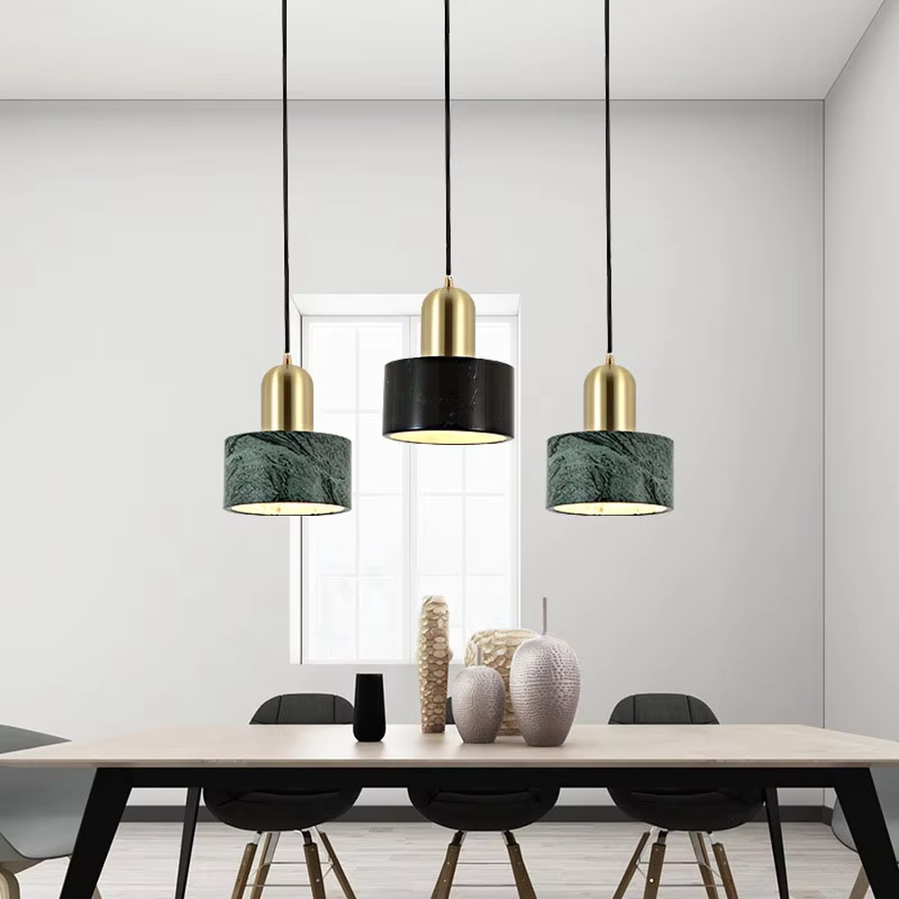 Modern light luxury three-head combination chandelier, featuring green marble texture lampshades and black metal lampshades with gold top design, providing soft and even light, used for lighting and decoration in dining tables, bars and other areas, suitable for modern minimalist, light luxury style home and commercial spaces