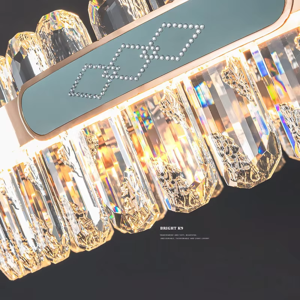 Light luxury circular crystal chandelier, golden metal frame paired with transparent crystals and blue-green decorative blocks, brilliant and gorgeous lighting, creating a high-end light luxury atmosphere.