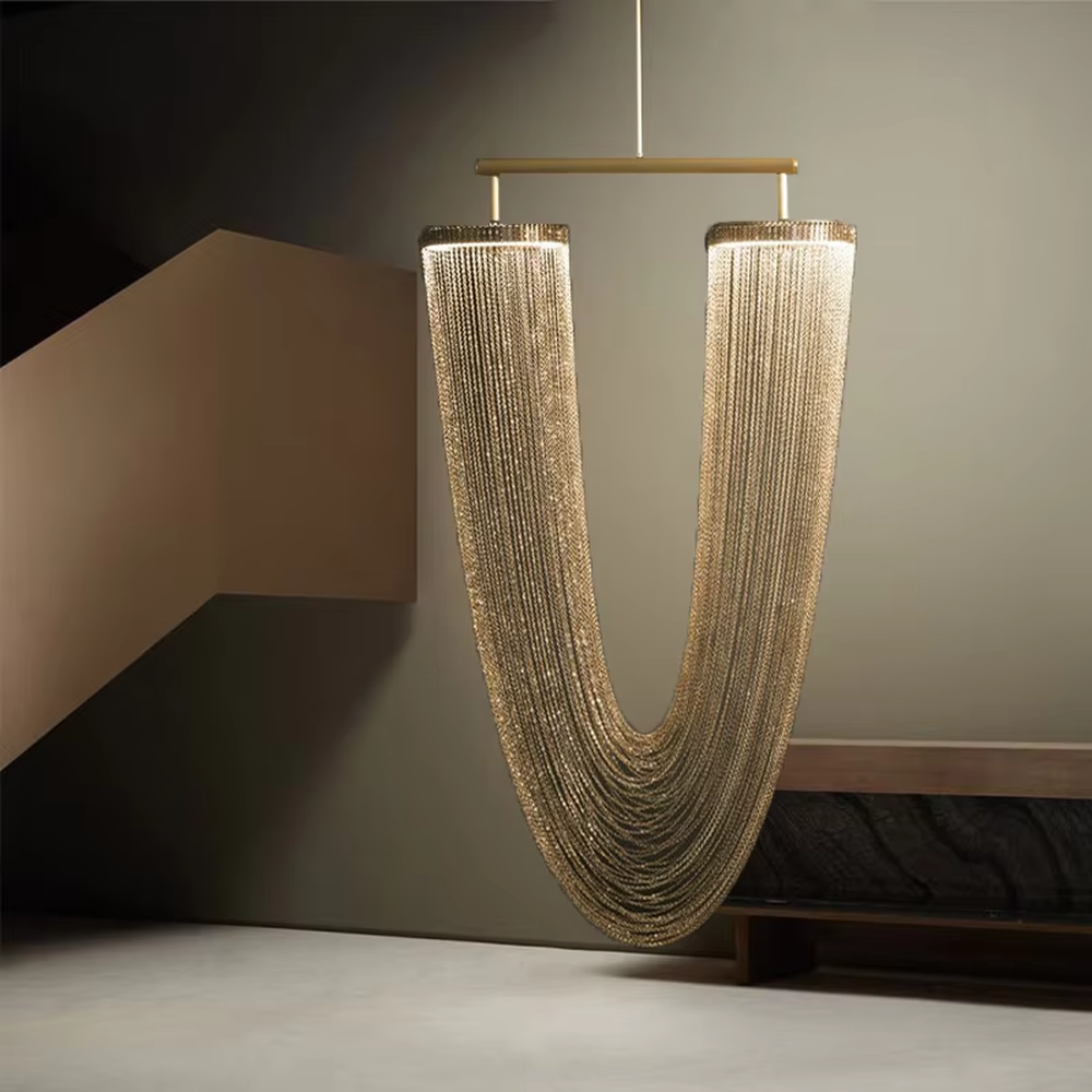 Luxury U-shaped metal chain chandelier (gold chain + warm light), warm light effect, creating a high-end dynamic light luxury space atmosphere.