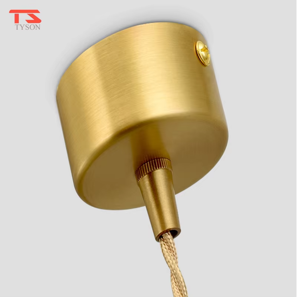 This modern light luxury linear chandelier is made of gold metal, paired with five cylindrical lamp heads, arranged in a linear scattered layout. It serves both lighting and decorative purposes, ideal for modern light luxury spaces such as dining rooms, bars, and open kitchens.