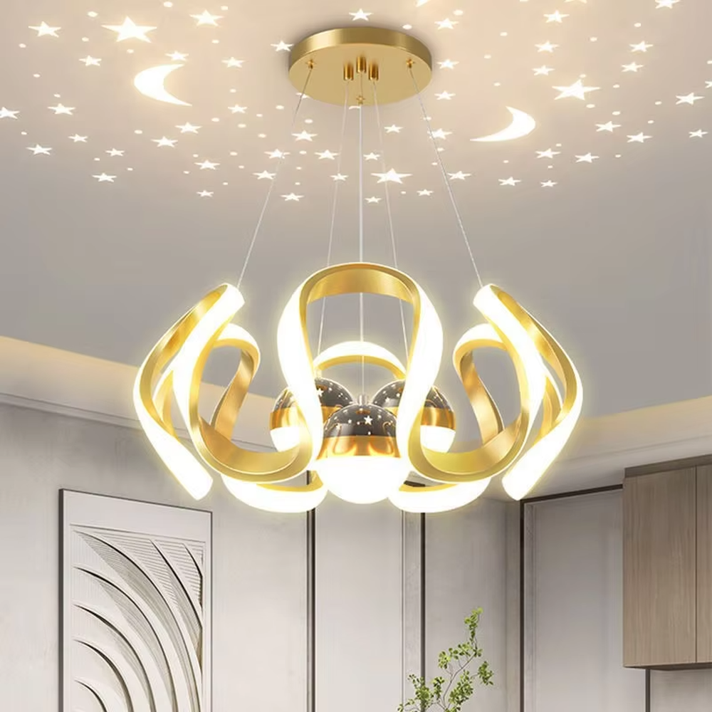 This is a childlike artistic golden starry sky projection chandelier, with golden curved light strips and starry sky decorated spherical lamps, which can project star and moon patterns onto the ceiling. The design is childlike and dreamy, with warm lighting. It is used for space lighting and atmosphere creation, suitable for children's rooms, modern-style bedrooms, childlike theme living rooms and other places.
