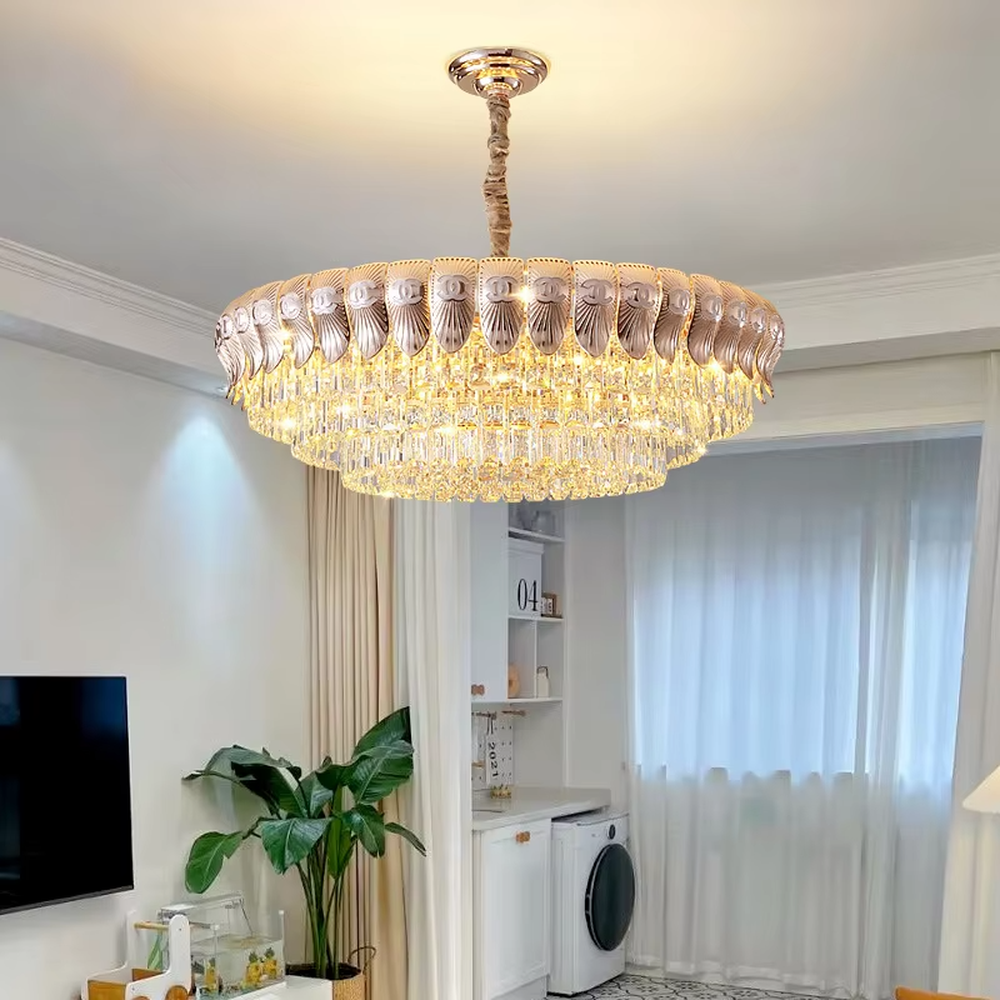 Light luxury rose gold decorative crystal chandelier, woven chain hanging + fan-shaped texture decorative frame + crystal pendants, brilliant and gorgeous lighting, creating a high-end light luxury atmosphere.
