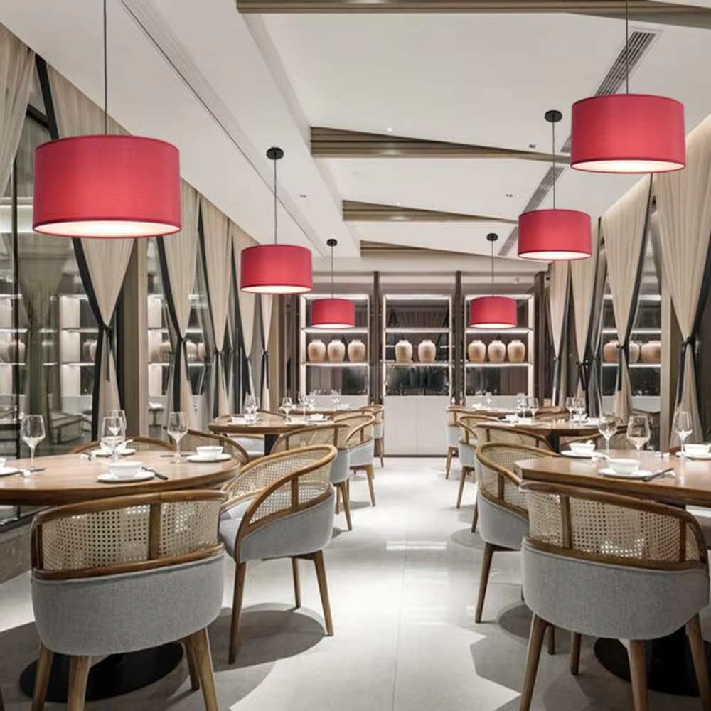 Minimalist beige fabric cylindrical hanging chandelier, metal suspension rod + fabric lampshade, soft and uniform lighting, creating a warm and leisure atmosphere.