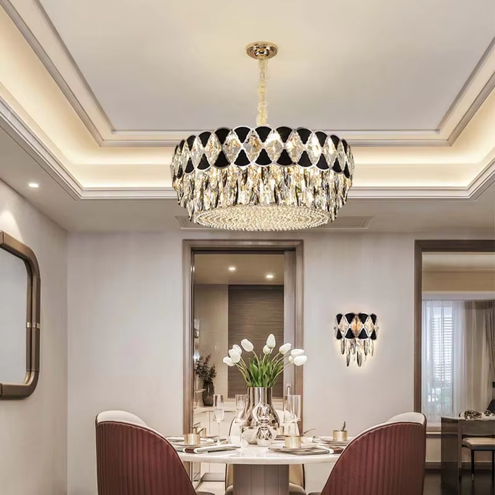 This is a light luxury and luxurious long strip chandelier, with black-silver diamond decorations on the upper layer and golden crystal pendants hanging on the lower layer. When lit, the light is brilliant and high-end, creating a high-end luxurious atmosphere.