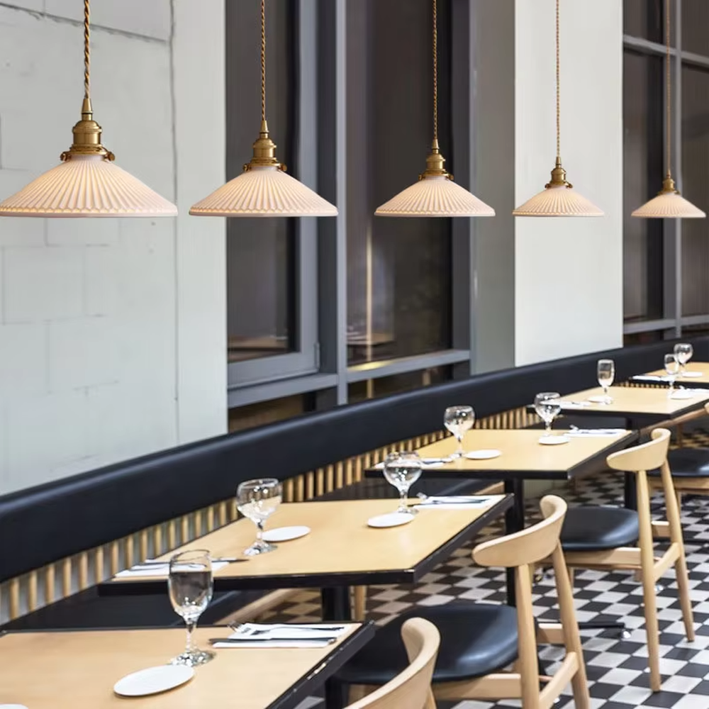 Vintage beige pleated lampshade golden lamp base combination hanging lamp, beige pleated glass lampshade + golden metal lamp base + thin suspension ropes, soft warm light, creating a vintage warm dining space atmosphere.