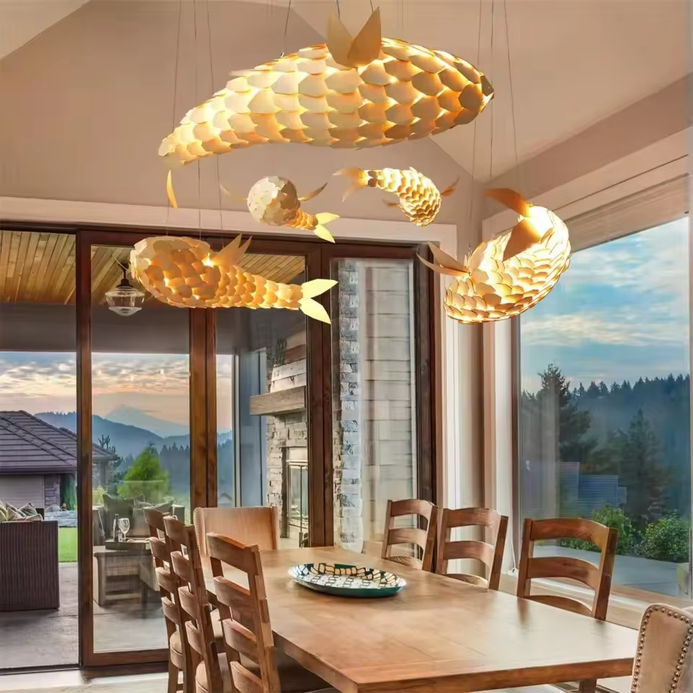 This is an artistic golden fish-shaped chandelier with a golden scale structure in the shape of a fish, featuring a flexible and artistic design. It is used for space lighting and decoration, creating an artistic luxury atmosphere. It is suitable for new Chinese-style home living rooms, creative restaurants, art soft decoration spaces and other places.