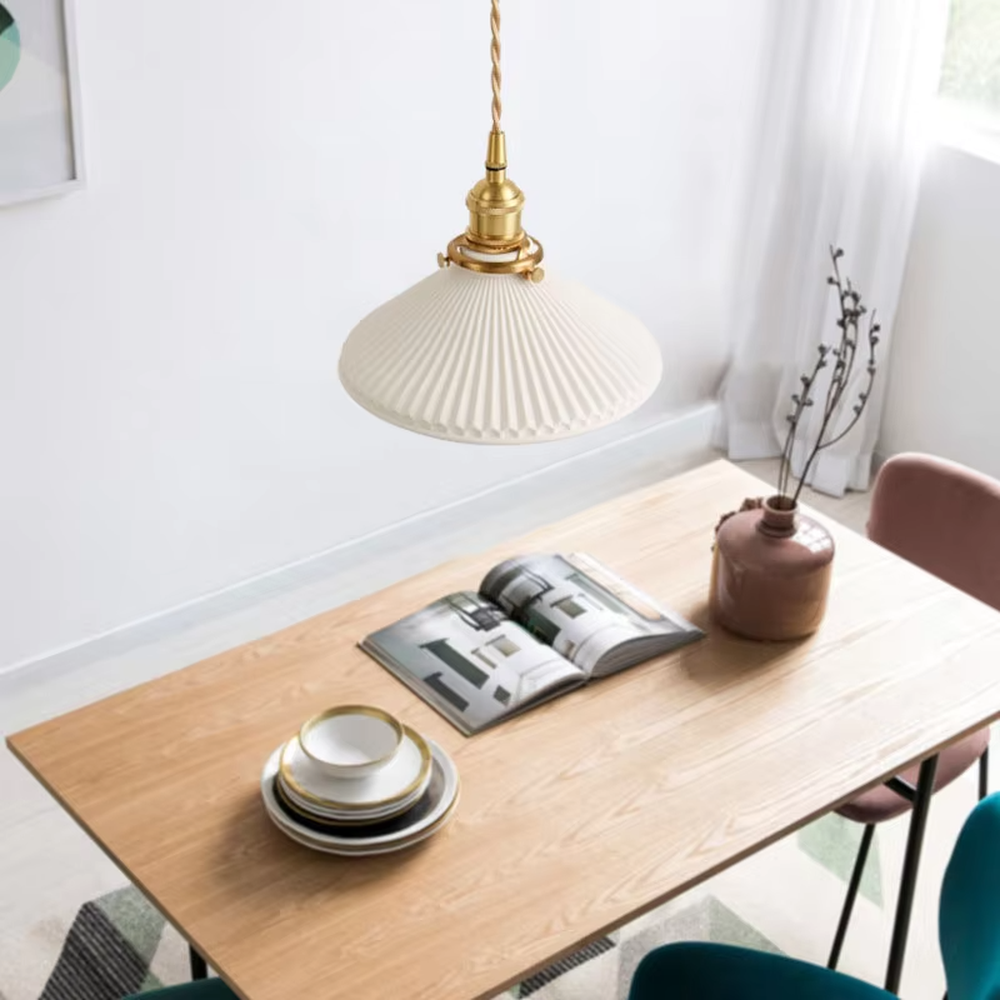 Vintage beige pleated lampshade golden lamp base combination hanging lamp, beige pleated glass lampshade + golden metal lamp base + thin suspension ropes, soft warm light, creating a vintage warm dining space atmosphere.