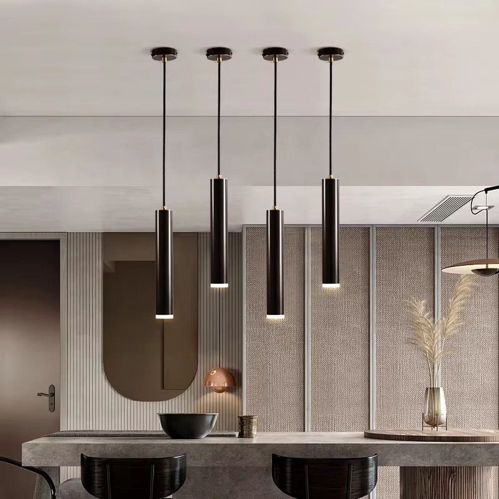 Light luxury golden cylindrical LED chandelier, minimalist cylindrical shape made of brass metal lamp body, pendant single-head/three-head layout, soft and atmospheric light, designed to enhance the light luxury and high-end atmosphere of spaces, suitable for restaurant bars, kitchen islands, light luxury homes and commercial spaces